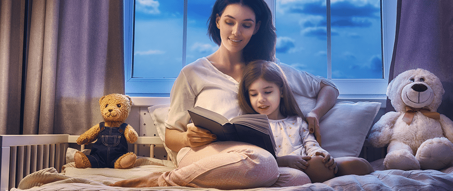 mère qui lit un livre à son enfant